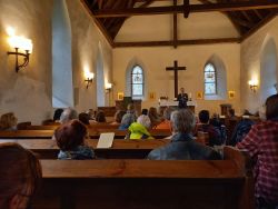 Dem Regen getrotzt – Diakonie-Sommerfest im Pfarrgarten der Ev. Kirchengemeinde Lichtenberg. Foto: SOZDIA STIFTUNG BERLIN
