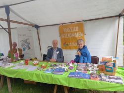 Dem Regen getrotzt – Diakonie-Sommerfest im Pfarrgarten der Ev. Kirchengemeinde Lichtenberg. Foto: SOZDIA STIFTUNG BERLIN