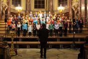 Der Chor des Evangelischen Gymnasiums Köpenick unter Leitung von Tobias Wein. Foto: kklios