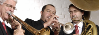 Jürgen Hahn (Mitte) zusammen mit seinen Ensemblemitgliedern der "Very Little Bigband". Foto: juergenhahn.com