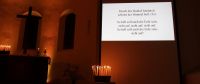 "Licht an!" gestartet! Projektionsprojekt des Kirchenkreises mit Jugendgottesdienst in Biesdorfer Gnadenkirche am Reformationstag eröffnet. Foto: Jürgen Bosenius