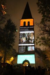 Blick von der B1 auf den Kirchturm der Biesdorfer Gnadenkirche. Noch verdecken Herbstblätter an den Bäumen die freie Sicht auf "Licht an!". Foto: Jürgen Bosenius