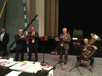 Fanden in Bremen auch Zeit zum Musizieren: Superintendent Hans-Georg Furian, der Präsident des EKD-Kirchenamtes Dr. Ulrich Anke, Landesbischof i.R. Dr. Ulrich Fischer, Prof. Dr. Friedrich Vogelbusch. Links: Bundesminister Hermann Gröhe.
