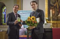 Michael Tiedje (rechts) ist neuer Schulleiter am Evangelischen Gymnasium Köpenick: Einführungsgottesdienst mit Frank Olie (links), dem Vorsitzenden der Evangelischen Schulstiftung in der EKBO. Foto: Evangelische Schulstiftung in der EKBO