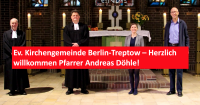 In der Treptower Bekenntniskirche (v.l.n.r.:): Superintendent Hans-Georg Furian, Pfarrer Andreas Döhle, für den Gemeindekirchenrat Dorothea Fredrich und GKR-Vorsitzender Hartmut Fritsch. Foto: Jürgen Bosenius / kklios.de