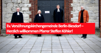 Vor der Biesdorfer Gnadenkirche (v.l.n.r.): Superintendent Hans-Georg Furian, Pfarrerin Claudia Pfeiffer, Pfarrer Steffen Köhler und GKR-Vorsitzender Norbert Springer. Foto: Jürgen Bosenius / kklios.de