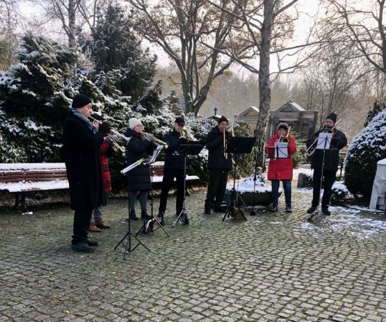 Mit Handschuhen, Schals und Mützen: Bläserinnen und Bläser des Kirchenkreises unter Leitung von Jürgen Hahn am Ewigkeitssonntagauf auf dem Biesdorfer Friedhof. Foto: ekbso.de