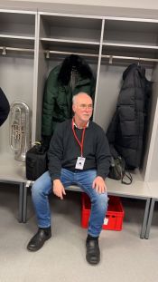 Superintendent Hans-Georg Furian vor dem Weihnachtssingen bei Union in der Gästekabine – da, wo sonst Manuel Neuer sitzt – als Mitglied des Posaunenchores des Kirchenkreises Berlin Süd-Ost. Foto: E. Furian