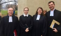 Lichtenberg hat einen neuen Pfarrer: Dr. Sebastian Fuhrmann (rechts). Am 3. Dezember 2017 haben ihn Superintendent Hans-Georg Furian und Pfarrerinnen Veronika Krötke und Ulrike Wohlrab (v.l.n.r.) in sein Amt eingeführt. Foto: Fam. Orphal