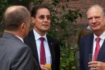 V.l.n.r: Der stellvertretende Vorsitzende des Fördervereins, Jens Uhl, im Gespräch mit dem Vorsitzenden der Evangelischen Schulstiftung in der EKBO – dem Träger der Schule – Frank Olie und dem ehemaligen Präsident des Konsistoriums, Ulrich Seelemann. Foto: Thomas Laurent