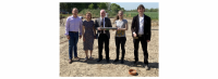 Grundsteinlegung mit "Zeitkapsel" (v.l.n.r.): Bürgermeister Thomas Krieger, Pfarrerin Anja Grätz, Superintendent Hans-Georg Furian, Astrid Groth, Kirchenkreis-Kitaträger, und Architekt Christian Dubrau. Foto: Jürgen Bosenius / ekbso.de