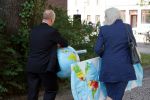 Das Evangelische Gymnasium Köpenick und der Kirchenkreis Lichtenberg-Oberspree sind eng verbunden. Gegenseitige Hilfestellung auf dem Heimweg. Superintendent Hans-Georg Furian und Schulleiterin Ingrid Haack-Seelemann. Foto: Thomas Laurent
