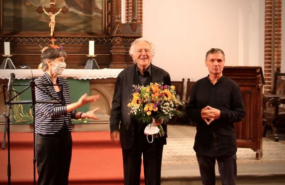 (V.l.n.r.:) Gastgeberin Dorit Hartmann, Hermann Beil und Kirchenmusikdirektor Matthias Elger am Abend des 25. September 2020 in der Lichtenberger Erlöserkirche. Foto: Jürgen Bosenius / kklios.de