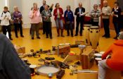 Kommunizieren - mit Hilfe von Musik- und Rhythmusinstrumenten. Foto: kklios