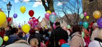 70 Jahre Dorfkita Marzahn: Nach dem Festgottesdienst ließen die Kinder und die Gäste der Jubiläumsfeier vor der Dorfkirche viele Dutzend Wünsche an Luftballons in den Himmel steigen. Foto: kklios