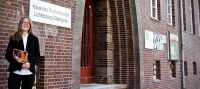 Astrid Groth, Koordinatorin zum Aufbau eines kreiskirchlichen Kitaträgers, vor dem Haus des Kirchenkreises in Berlin-Lichtenberg. Mit dabei: das Berliner Bildungsprogramm für Kitas und Kindertagespflege. Foto: Jürgen Bosenius / kklios.de