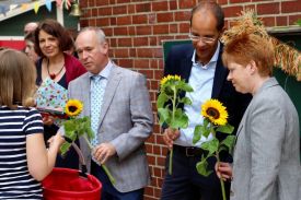 Dankeschön-Blumen für Kitafachberaterin Simone Wilhelm, Superintendent Hans-Georg Furian, Bezirksstadtrat Christian Gräff und Bundestagsvizepräsidention Petra Pau. Foto: kklios