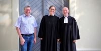 Nach dem Einführungsgottesdienst am 24. August 2019 vor der Kirche Fredersdorf (v.l.n.r.): Dirk Rieckers, Vorsitzender des Gemeindekirchenrates, Pfarrerin Barbara Killat und Superintendent Hans-Georg Furian. Foto: Jürgen Bosenius / kklios.de