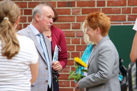 Superintendent Hans-Georg Furian im Gespräch mit Bundestagsvizepräsidentin Petra Pau. Foto: kklios