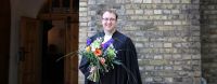 Pfarrer Lucas Ludewig nach dem Verabschiedungsgottesdienst am 25. August 2019 vor der Marzahner Dorfkirche. Foto: Jürgen Bosenius / kklios.de