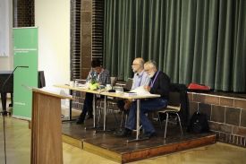 Letzter Feinschliff: das Präsidium vor Tagungsbeginn. Foto: kklios.de