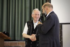 Hartmut Boger: Dank für viele Jahre gewissenhafter Rechnungsprüfungen des Kirchenkreises. Foto: kklios.de