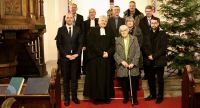 Gruppenbild mit Freunden und Weggefährten nach der Verabschiedung von Pfarrer Matthias Scheufele (Vierter von links) am 4. Januar 2020 in der Kirche Neuenhagen-Nord. Foto: Jürgen Bosenius / kklios.de