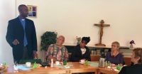 Pfarrer Zwanini Shabalala im Gespräch mit Gästen des Kirchencafés im Hellersdorfer Gemeindezentrum. Foto: Hans-Georg Furian