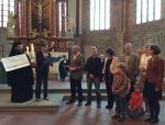 (V.l.n.r.) Archimandrit Emmanuel Sfiatkos und Präses Sigrun Neuwerth übergeben das Preisgeld und die Urkunde an den GKR-Vorsitzenden Dr. Henning Schröder, Mitglieder des Umweltteams und Pfarrerin Steffi Jawer. Foto: kklios