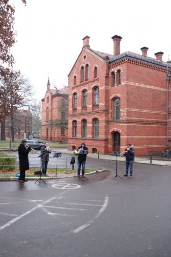Musikalischer Adventsgruß des Bläserquartetts des Kirchenkreises vor dem Ev. Krankenhaus Königin Elisabeth Herzberge in Berlin-Lichtenberg. Foto: Svenja Koch / KEH