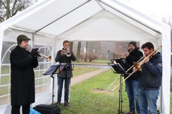 Musikalischer Adventsgruß des Bläserquartetts des Kirchenkreises vor dem Ev. Krankenhaus Königin Elisabeth Herzberge in Berlin-Lichtenberg. Foto: Svenja Koch / KEH