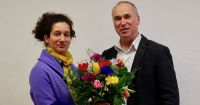 Superintendent Hans-Georg Furian heißt Marlene Lindemann herzlich willkommen: Die Diplom-Wirtschaftsjuristin (FH), gebürtige Münchnerin und Mutter einer Tochter leitet seit dem 1. Februar das Kirchliche Verwaltungsamt Berlin Süd-Ost. Foto: kklios