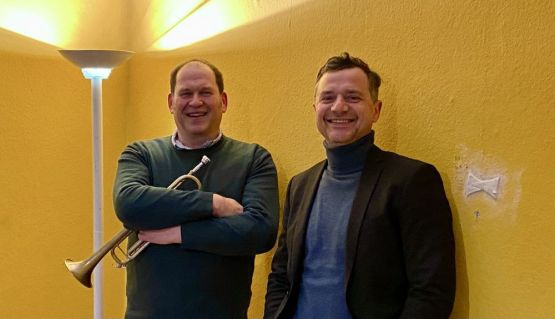 Pfarrer Dr. Sebastian Fuhrmann (rechts) freut sich, dass Jens Jouvenal die Arbeit von Michael Knake bei der Jungbläser*innenausbildung im Kirchenkreis am Standort Lichtenberg nahtlos fortsetzt. Foto: Jürgen Bosenius