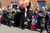 70 Jahre Dorfkita Marzahn: Pfarrer Frederik Spiegelberg stimmte gemeinsam mit Kitaleiterin Christiane Vogel die Jubiläumsgäste auf den Festgottesdienst ein. Foto: kklios