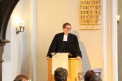 70 Jahre Dorfkita Marzahn: Pfarrer Frederik Spiegelberg dankte in seiner Predigt dem Engagement des gesamten Kita-Teams, der Kitaleiterin Christiane Vogel und nicht zuletzt dem Engagement der Eltern. Foto: kklios