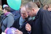 70 Jahre Dorfkita Marzahn: Superintendent Hans-Georg Furian und Bezirksbürgermeister Stefan Komoß freuten sich über die zahlreichen Wünsche der Kinder. Foto: kklios