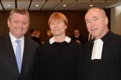 Vor dem Festgottesdienst des KEH (v.l.n.r.): Bundesgesundheitsminister Hermann Gröhe, Pastorin Hella Thorbahn, Seelsorgerin und theologische Leiterin im KEH, und Superintendent Hans-Georg Furian. Foto: KEH