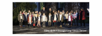 Und Olaf Scholz mittendrin: Kinder aus den Kinderchören der Lichtenberger Paul-Gerhardt-Kirchengemeinde singen im Bundeskanzleramt beim Aufstellen des Weihnachtsbaumes. Foto: © Bundesregierung / Jesco Denzel