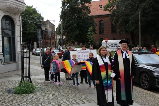 Prozession von der Stadtkirche zum Generalshof. „Arche Kunterbunt“: Ev. Stadtkirchengemeinde Köpenick feiert Einweihung der neuen Kita mit großem Gemeindefest. Foto: Jürgen Bosenius / kklios.de