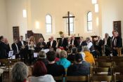 Begeistert Publikum in der Biesdorfer Gnadenkirche – der Vormittags-Posaunenchor des Ev. Kirchenkreises Berlin Süd-Ost unter Leitung von Martin Schubert und Jürgen Hahn. Foto: Jürgen Bosenius