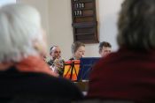 Begeistert Publikum in der Biesdorfer Gnadenkirche – der Vormittags-Posaunenchor des Ev. Kirchenkreises Berlin Süd-Ost unter Leitung von Martin Schubert und Jürgen Hahn. Foto: Jürgen Bosenius