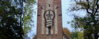 Sieht aus wie ein Kirchturm-Graffiti – ist aber eine Projektion: ein kleiner Vorgeschmack auf das Projekt "Licht an!" des Kirchenkreises Lichtenberg-Oberspree am frühen Morgen des 18. Oktober. Foto: Jürgen Bosenius