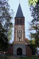 Berlin-Biesdorf, Gnadenkirche. Morgens um sieben: Hier geht ein "Licht an!" Foto: Jürgen Bosenius