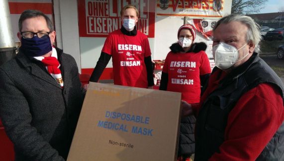 Ev. Stadtkirchengemeinde Köpenick: Bezirksbürgermeister Oliver Igel übergibt „Laib und Seele“ 2500 Masken. Foto: Dr. Tanja Kasischke
