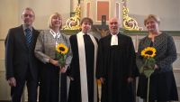 Nach der Einführung (v.l.n.r.:) Herr Schmidt (als Assistent), die neue Lektorin Frau Klötzsch, Pfarrerin Schwedusch-Bishara (als Assistentin), Superintendent Furian und die zweite neue Lektorin Frau Schön. Foto: Ilona Daus.