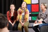 Ein Stoßgebet, um den drohenden Verkauf der Kirche abzuwenden? Stimmsicher und mit hoher Bühnenpräsenz: Luise Buchenau, Jaana Brandenburg und Pfarrerin Kerstin Lütke. Probenfoto: kklios