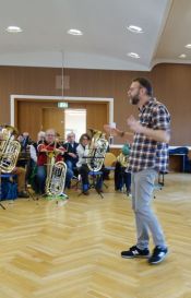 „Mehr davon und gerne wieder!“ – Der Komponist Werner Petersen begeistert bei Workshop im Haus des Kirchenkreises 60 Bläserinnen und Bläser