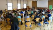 „Mehr davon und gerne wieder!“ – Der Komponist Werner Petersen begeistert bei Workshop im Haus des Kirchenkreises 60 Bläserinnen und Bläser