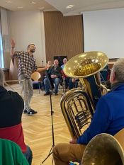 „Mehr davon und gerne wieder!“ – Der Komponist Werner Petersen begeistert bei Workshop im Haus des Kirchenkreises 60 Bläserinnen und Bläser