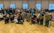 „Mehr davon und gerne wieder!“ – Der Komponist Werner Petersen begeistert bei Workshop im Haus des Kirchenkreises 60 Bläserinnen und Bläser